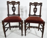 Dos sillas italianas. S. XVIII. Tapizado bordo.
