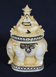 Chino sobre Elefante, caja de porcelana con tapa. Alto 15 cm.