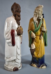 Dos ancianos chinos en cermica, mantos blanco y ocre. 35 cm.