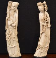 Leñador y Dama con rameados, dos figuras chinas talladas. Con bases. Alto: 31 cm.