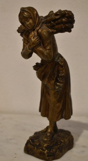 G. Omerth, Campesina, bronce. 26 cm.