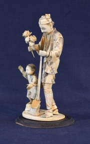Campesino con su hijo, escultura japonesa de marfil. 19,3 cm.