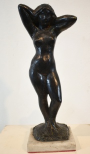 Gavito, Figura femenina de pie, bronce de 32,5 cm. Cachet de Gal. Wildenstein. Expo. año 1981, N° 12.