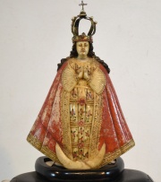 Virgen con manto rojo y corona, piedra tallada. Restaurada.