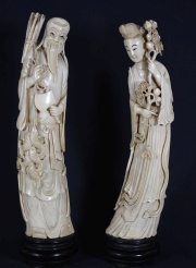 Dama con Canasta y Mujer con lanza y espada. dos figuras chinas talladas. Alto 30 cm.