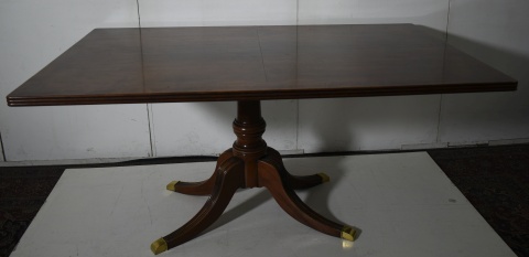 Mesa de comedor estilo Sheraton, de caoba. Regatones de bronce.