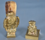 Águila y perro de Fo, dos sellos de bronce. Pequeños. Mármol rest. Alto: 9,5 y 4,5 cm.