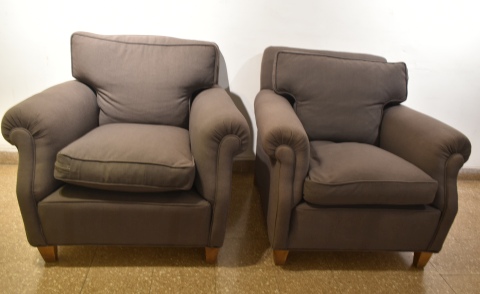 Par de sillones modernos tapizado gris.
