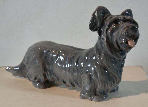 Perro de porcelana esmaltada B&G, dinamarqués