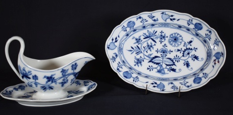 Salsera de Meissen y plato oval, porcelana blanca y azul. 2 piezas.