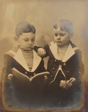 Dos Hermanos, fotografía de gelatina de plata, mide: 30 x 24 cm.