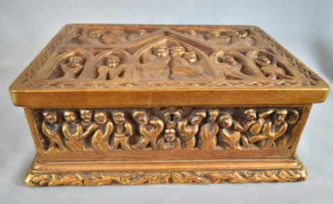 Cofre de madera tallada y dorada, decoracin de personajes. Tapa mide 37 x 26 cm.