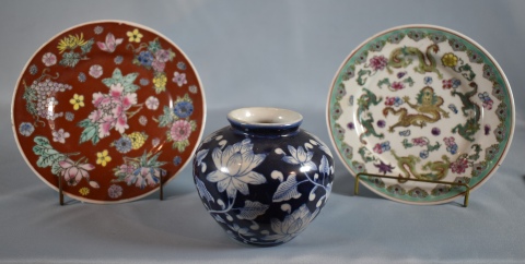 Dos platos y Vaso de porcelana china, dec. de esmaltes polcromos. Dim, 18 cm. Alto: 10 cm.