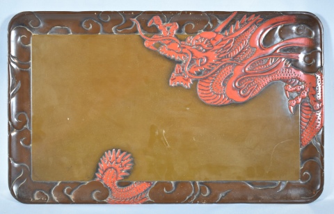 Bandeja China de laca, rectangular, decoracin de dragn en relieve. 55 x 33 cm.