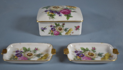 Caja y dos ceniceros de porcelana alemana con flores.