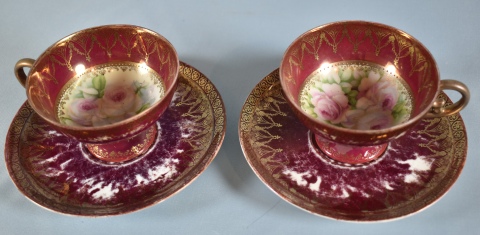 Ocho tazas con platos de porcelana de Viena bord con dec. de flores. (+ 3 platos sueltos).