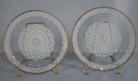 Diez platos de vidrio con decoracin geomtrica.