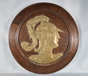 Soldado de perfil, relieve de bronce sobre soporte de madera circular. Dim. 55 cm.