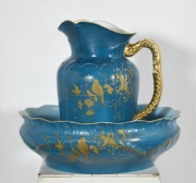 Jarra y jofaina de porcelana de esmalte azul y dorado