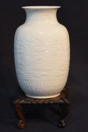 Vaso chino porcelana blanca; cachadura en la boca. Base de madera. Alto 16 cm. Alto con base 21 cm.