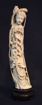 Figura Femenina, talla china de marfil con base de madera. 31 cm. Alto total: 35 cm.