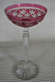 Alta copa tallada, color neutro y rubí. 24 cm.