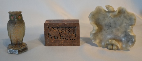 Hoja y Caja en piedra tallada, y Buho en vidrio. 3 piezas.
