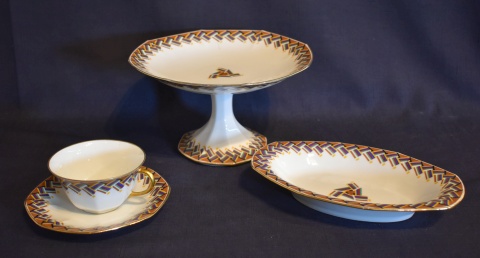 Conjunto Art Deco de porcelana de Limoges. Guisera, fuente oval, masitero, ensaladera, rabanera, 3 playos cachados,