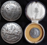 GEORGE V DE GRAN BRETAÑA, moneda en plata esterlina con estuche, del Jubileo del Rey, año 1935, pesa 28.3 gramos.