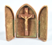 CRUCIFIJO, de madera y bronce con estuche de cuero. Alto: 11 cm.