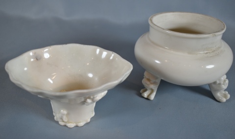 Incensario trpode porcelana china blanca (pata rota) y vaso libacin.