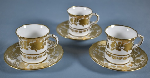 Cinco pocillos porcelana Hammersley con dorado. (ms 1 plato suelto).
