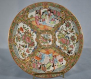 Plato de porcelana de cantn circular. 27 cm. Cachadura.