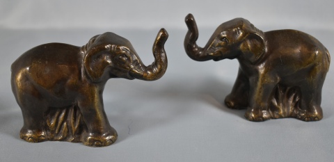 Par de pequeos elefantes de metal. alto: 9,2 cm.