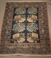 Pequea alfombra persa de campo azul. 79 x 58 cm. Desgastes