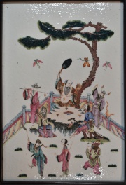 Personajes junto a un gran arbol, placa china de porcelana. Mide 38x26 cm