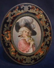Mujer con sombrero de pluma, marco de carey.