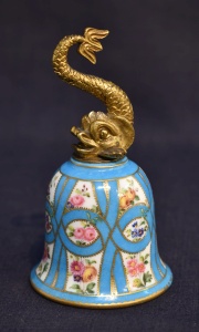 Campana de porcelana con delfin de bronce. Peq. restauración.