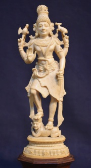 Deidad Hindú, figura de marfil sobre base de madera.