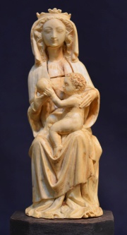 Virgen con Niño sosteniendo el orbe, talla marfil. Pequeños deterioros.