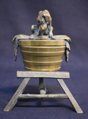 Perro sobre un barril, pequeño bronce. 14,2 cm.
