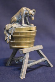 Perro sobre un barril, pequeño bronce. 14,2 cm.