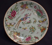 Plato porcelana china esmalte verde con aves, flores y mariposas.