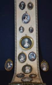 Bando con 14 miniaturas, encabezado por Napoleón y María Luisa de Austria.