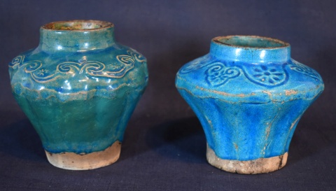 Dos vasos de cerámica china, esmalte azul. Alto 11,5 cm