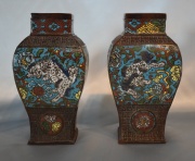 Par de vasos chinos de bronce cloisonné. Alto: 21,5 cm.