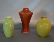 Tres pequeños vasos, verde agua, amarillento y ocre, uno cachado