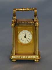 Reloj de viaje miniatura de bronce dorado