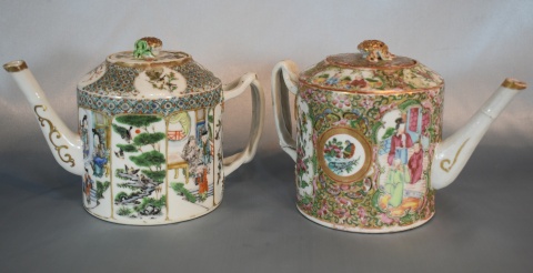 Dos teteras chinas de porcelana, una restaurada