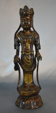 Figura de pie china de bronce sobre flor de loto. 32,2 cm.